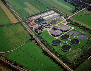 835156 Luchtfoto van de rioolzuiveringsinstallatie (Maatweg 10) te Soest.